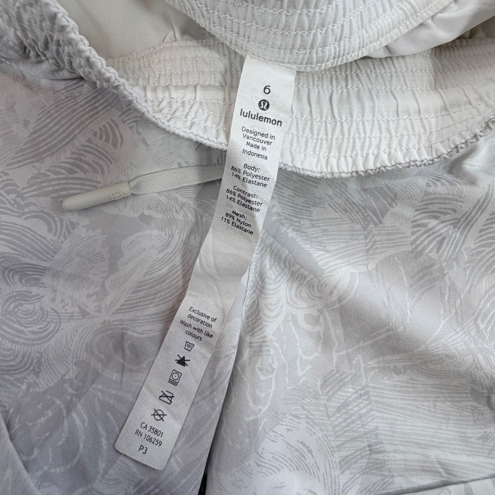 Lululemon Spring Break Away Grey White Wave Print Cuffed Shorts Size 6 - Picture 2 of 8